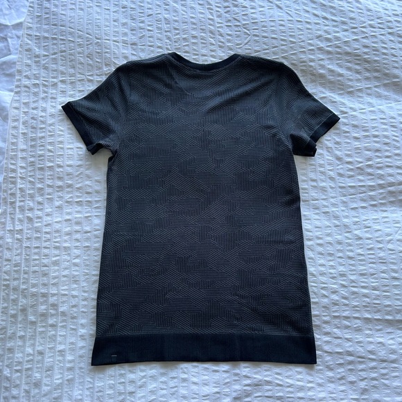 Lululemon  Swiftly Breathe Short Sleeve Camo Vented Camo Black/Asphalt Grey Sz 6 - Picture 6 of 7